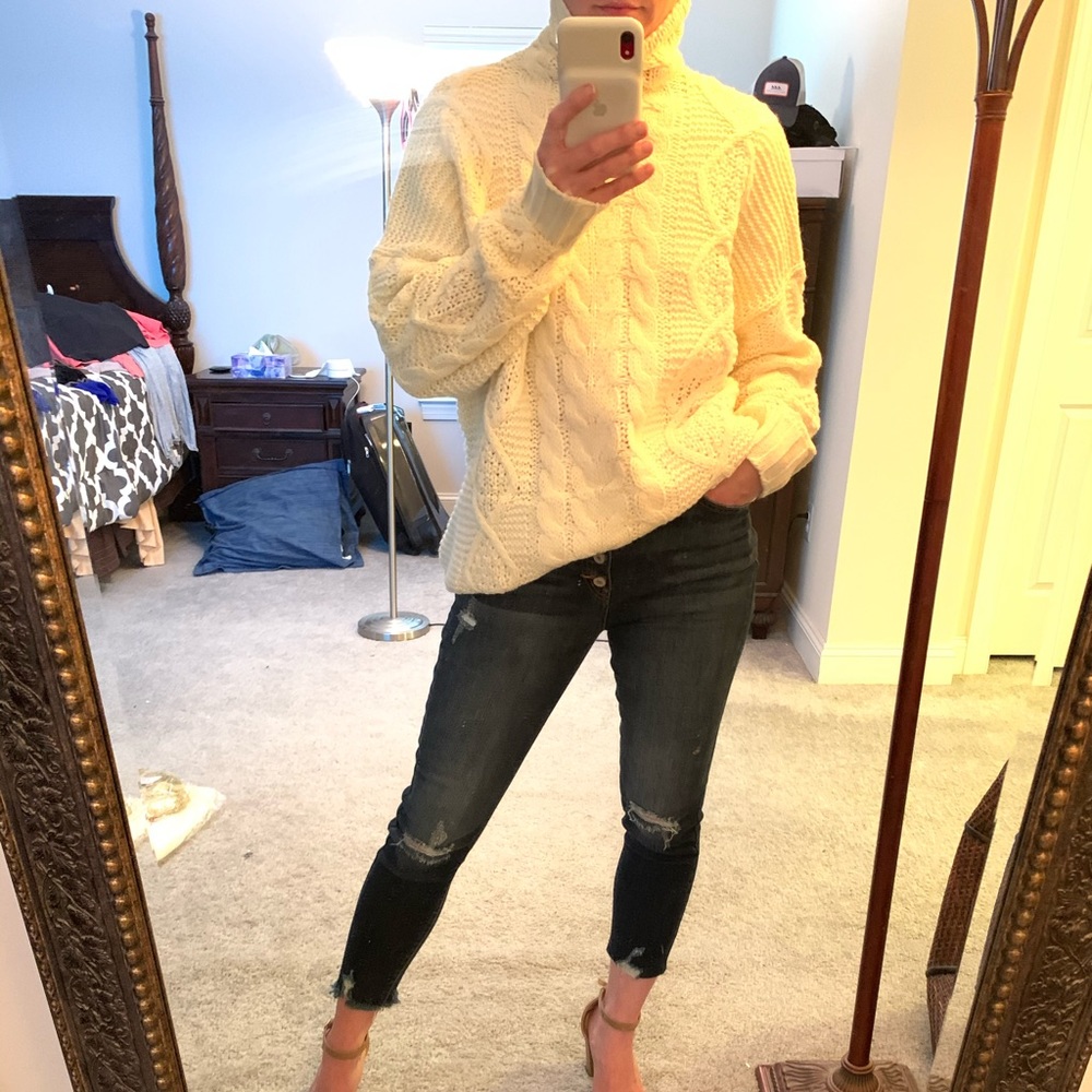 M/L oversized cable knit turtleneck sweater